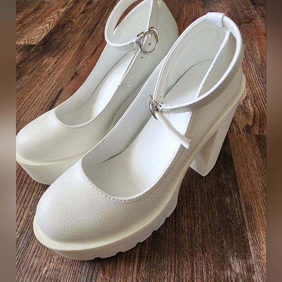 Women's White Platform Heels Size Eight - Picture 7 of 10